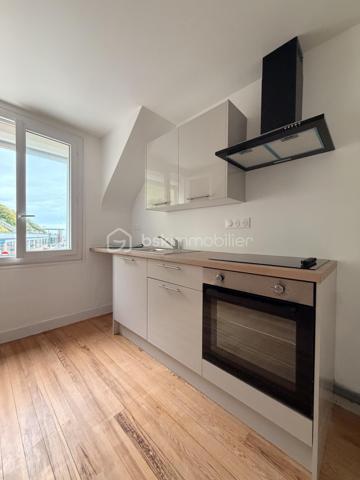 Il se compose d'une entrée donnant sur une chambre spacieuse, une salle d'eau avec WC ainsi qu'un séjour avec cuisine ouverte. 

Vue sur les falaises et petite vue mer
Beau potentiel !
Idéal résidence secondaire ou investissement

Tout à l'égout/ Double vitrage PVC/ Pas de travaux à prévoir ! Appartement clé en main (entièrement refait en 2025)