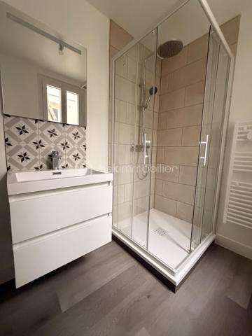 Il se compose d'une entrée donnant sur une chambre spacieuse, une salle d'eau avec WC ainsi qu'un séjour avec cuisine ouverte. 

Vue sur les falaises et petite vue mer
Beau potentiel !
Idéal résidence secondaire ou investissement

Tout à l'égout/ Double vitrage PVC/ Pas de travaux à prévoir ! Appartement clé en main (entièrement refait en 2025)