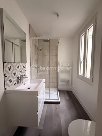 Il se compose d'une entrée donnant sur une chambre spacieuse, une salle d'eau avec WC ainsi qu'un séjour avec cuisine ouverte. 

Vue sur les falaises et petite vue mer
Beau potentiel !
Idéal résidence secondaire ou investissement

Tout à l'égout/ Double vitrage PVC/ Pas de travaux à prévoir ! Appartement clé en main (entièrement refait en 2025)