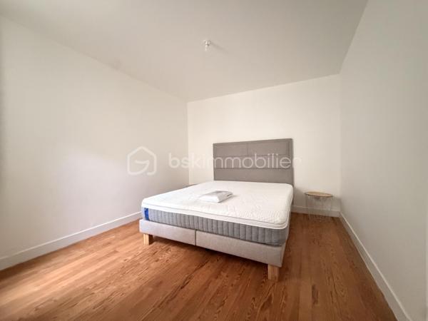 Il se compose d'une entrée donnant sur une chambre spacieuse, une salle d'eau avec WC ainsi qu'un séjour avec cuisine ouverte. 

Vue sur les falaises et petite vue mer
Beau potentiel !
Idéal résidence secondaire ou investissement

Tout à l'égout/ Double vitrage PVC/ Pas de travaux à prévoir ! Appartement clé en main (entièrement refait en 2025)