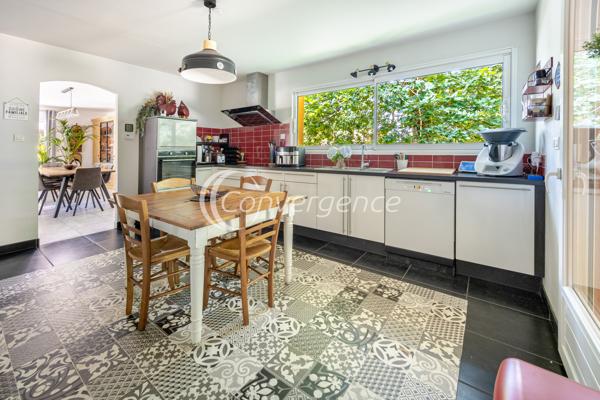 Maison
                                                                                                                                                                                                                                                                                                                        6 pièce(s)                                                                                                                                                                                                          4 chambre(s)                                                                                                                                                                                                          161  m²
