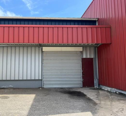 Magnifique opportunité de location d'un dépot de 129 m2, idéalement situé dans la zone d'activités de Coneau Larivot