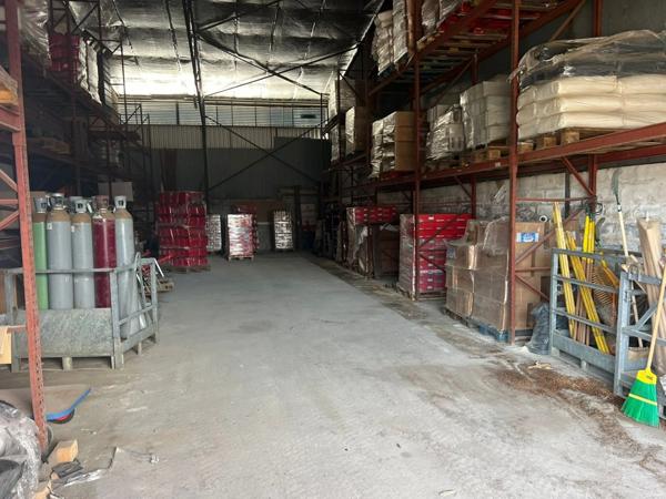 Magnifique opportunité de location d'un dépot de 129 m2, idéalement situé dans la zone d'activités de Coneau Larivot