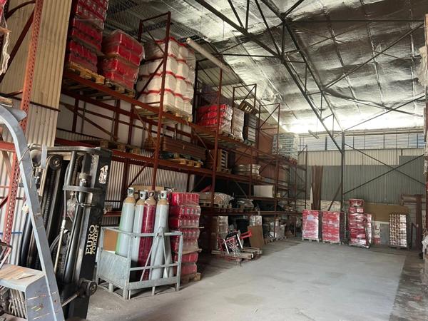 Magnifique opportunité de location d'un dépot de 129 m2, idéalement situé dans la zone d'activités de Coneau Larivot