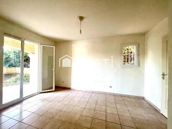 Maison, quatre chambres, Garage et piscine