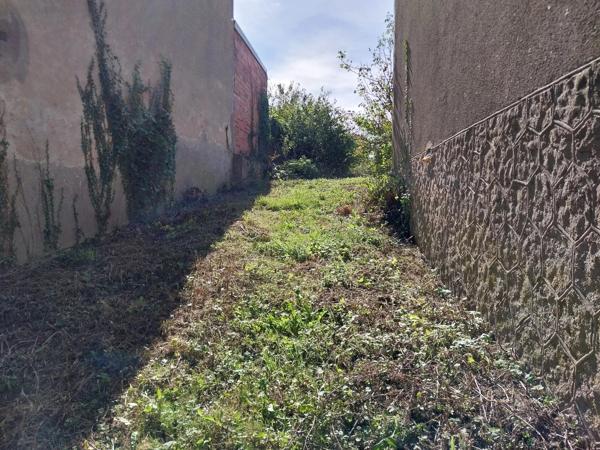 Sury-ès-Bois (18260) – Maison de village 100 m² avec jardin arboré et garage Prix : 57 000 € HAI Vente à terme libre: Paiement comptant 26 000 € + mensualité de 322,91 €/mois sur 8 ans