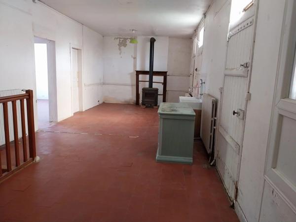 Sury-ès-Bois (18260) – Maison de village 100 m² avec jardin arboré et garage Prix : 57 000 € HAI Vente à terme libre: Paiement comptant 26 000 € + mensualité de 322,91 €/mois sur 8 ans