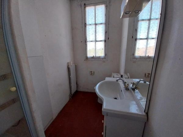 Sury-ès-Bois (18260) – Maison de village 100 m² avec jardin arboré et garage Prix : 57 000 € HAI Vente à terme libre: Paiement comptant 26 000 € + mensualité de 322,91 €/mois sur 8 ans