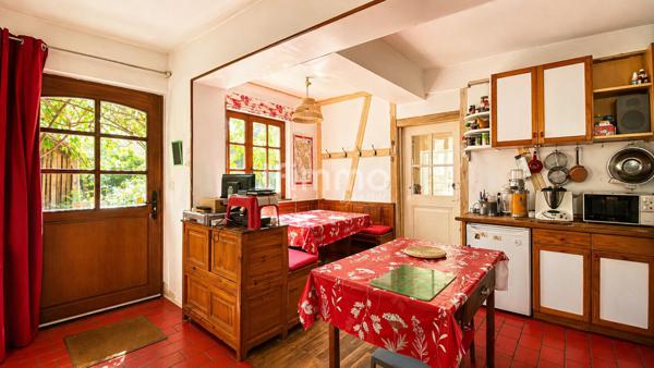 Bien historique : restaurant, cave voutée, cour, jardin, appartements