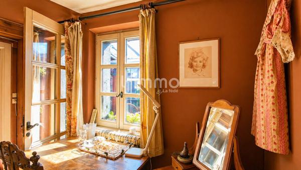 Bien historique : restaurant, cave voutée, cour, jardin, appartements