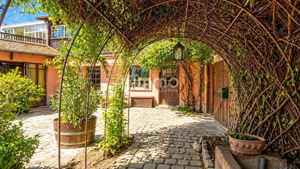 Bien historique : restaurant, cave voutée, cour, jardin, appartements