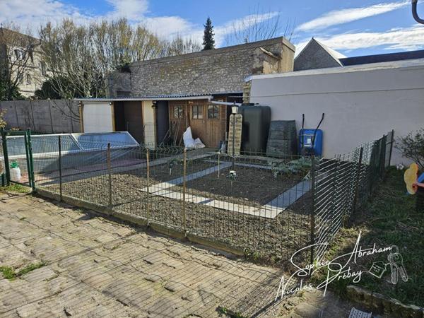 Maison en centre ville avec jardin, terrasse et places de parkings privatives