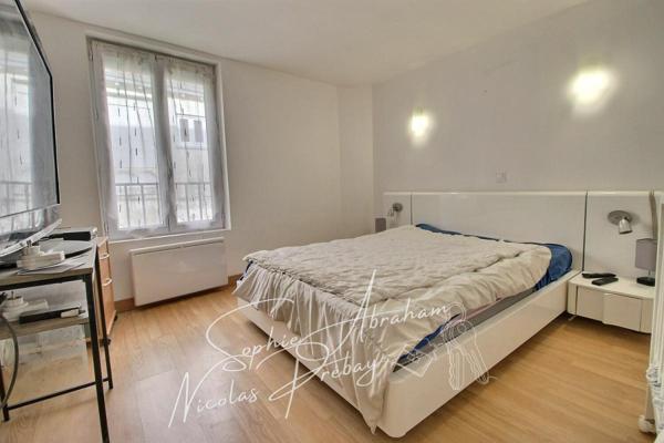 Maison en centre ville avec jardin, terrasse et places de parkings privatives