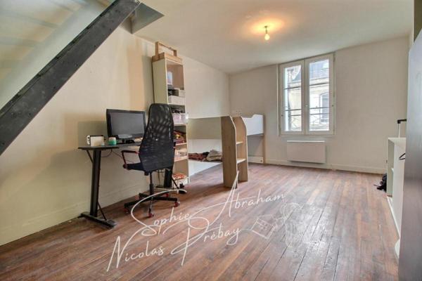 Maison en centre ville avec jardin, terrasse et places de parkings privatives