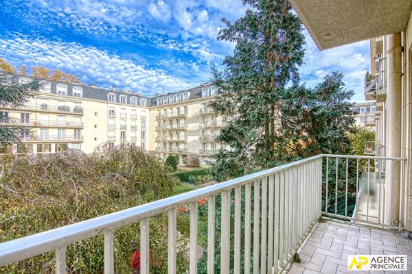 Versailles Avenue de Paris Appartement 4 P 90 m² carrez avec balcon, ascenseur et parking €695 000 ** - Référence 25590