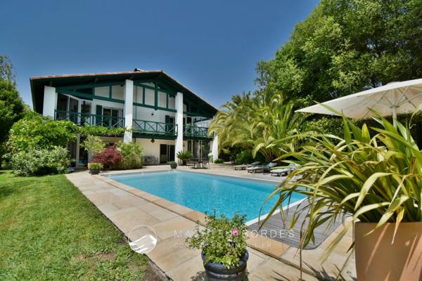 Villa de caractère avec piscine à Villefranque