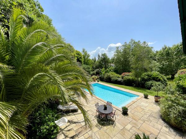 Villa de caractère avec piscine à Villefranque