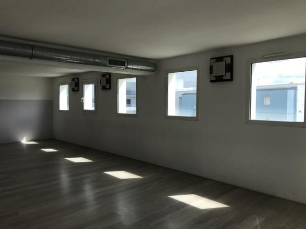 A LOUER - BUREAUX - TRIGNAC - 174 M2 - PARKING - ZAC AUCHAN