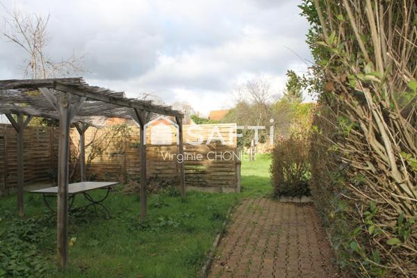 Agréable maison de ville à finir de rénover avec jardin