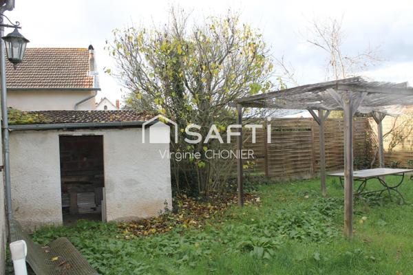 Agréable maison de ville à finir de rénover avec jardin