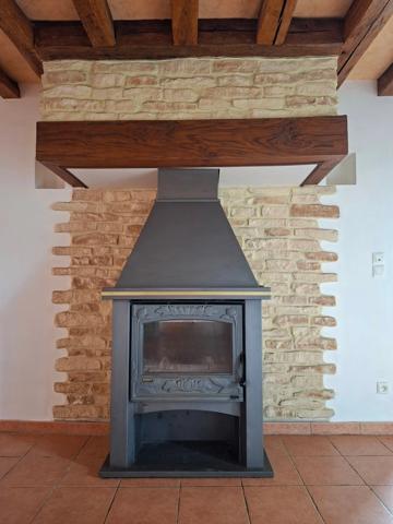 Jolie maison authentique en pierre, Au coeur des Alpes Mancelles, 160m2 surface totale sur Cave, 66 m2 Séjour, jardin clos, 3 chambres et Pièce palière.