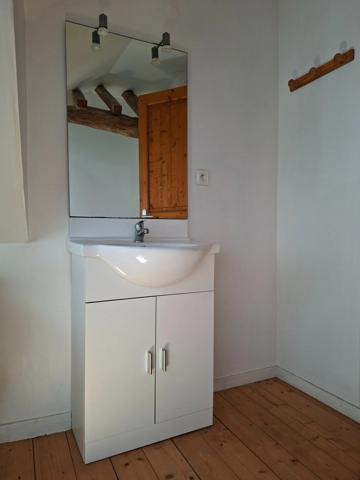 Jolie maison authentique en pierre, Au coeur des Alpes Mancelles, 160m2 surface totale sur Cave, 66 m2 Séjour, jardin clos, 3 chambres et Pièce palière.