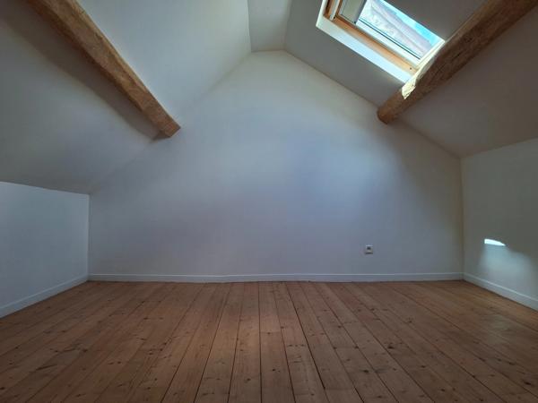 Jolie maison authentique en pierre, Au coeur des Alpes Mancelles, 160m2 surface totale sur Cave, 66 m2 Séjour, jardin clos, 3 chambres et Pièce palière.