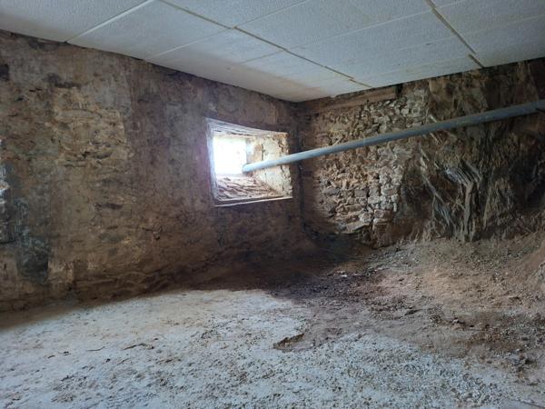 Jolie maison authentique en pierre, Au coeur des Alpes Mancelles, 160m2 surface totale sur Cave, 66 m2 Séjour, jardin clos, 3 chambres et Pièce palière.