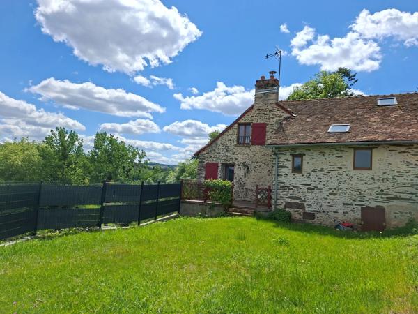 Jolie maison authentique en pierre, Au coeur des Alpes Mancelles, 160m2 surface totale sur Cave, 66 m2 Séjour, jardin clos, 3 chambres et Pièce palière.