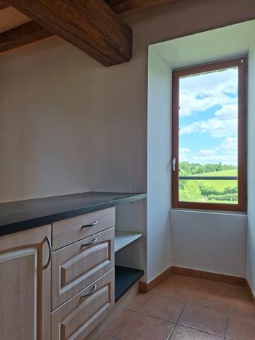 Jolie maison authentique en pierre, Au coeur des Alpes Mancelles, 160m2 surface totale sur Cave, 66 m2 Séjour, jardin clos, 3 chambres et Pièce palière.