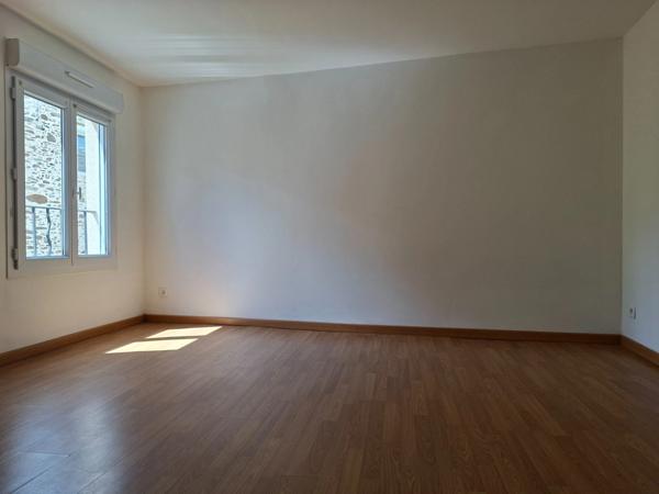 Jolie maison authentique en pierre, Au coeur des Alpes Mancelles, 160m2 surface totale sur Cave, 66 m2 Séjour, jardin clos, 3 chambres et Pièce palière.