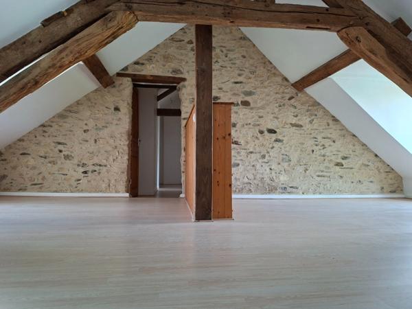 Jolie maison authentique en pierre, Au coeur des Alpes Mancelles, 160m2 surface totale sur Cave, 66 m2 Séjour, jardin clos, 3 chambres et Pièce palière.
