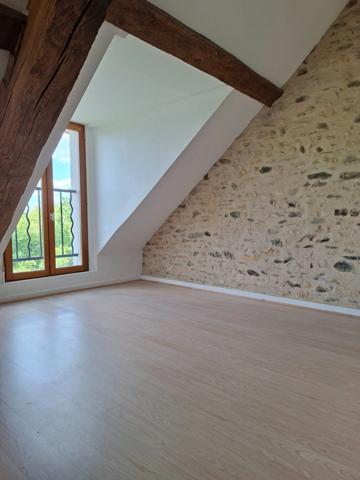 Jolie maison authentique en pierre, Au coeur des Alpes Mancelles, 160m2 surface totale sur Cave, 66 m2 Séjour, jardin clos, 3 chambres et Pièce palière.