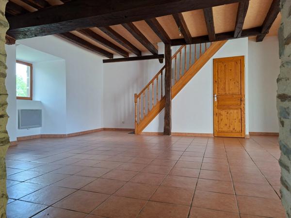 Jolie maison authentique en pierre, Au coeur des Alpes Mancelles, 160m2 surface totale sur Cave, 66 m2 Séjour, jardin clos, 3 chambres et Pièce palière.