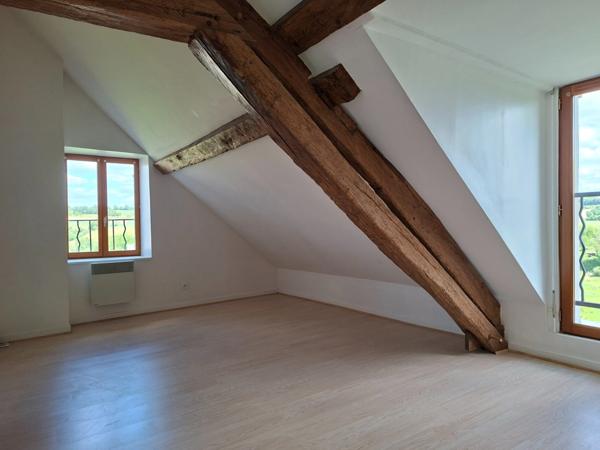 Jolie maison authentique en pierre, Au coeur des Alpes Mancelles, 160m2 surface totale sur Cave, 66 m2 Séjour, jardin clos, 3 chambres et Pièce palière.