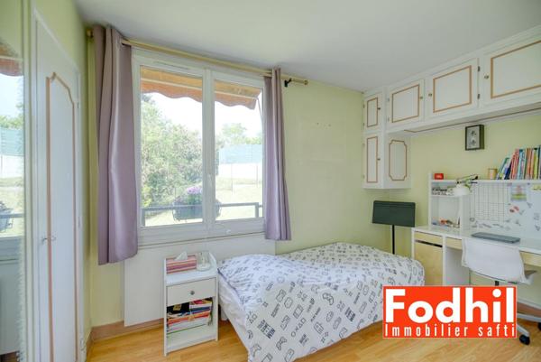 Appartement familial 5 pièces de 81 m² avec parking et une cave.