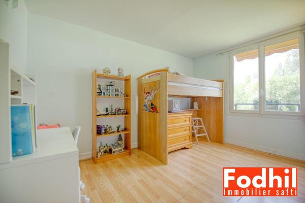 Appartement familial 5 pièces de 81 m² avec parking et une cave.