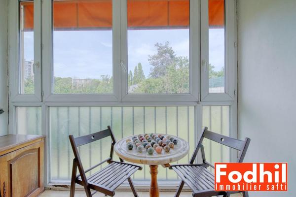 Appartement familial 5 pièces de 81 m² avec parking et une cave.