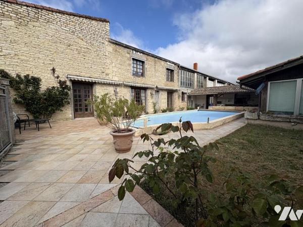EPANNES, maison ancienne de 184 m² avec piscine