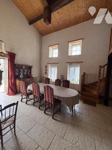 EPANNES, maison ancienne de 184 m² avec piscine