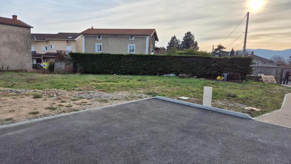 Centre village, TCL, crèche, école, à proximité