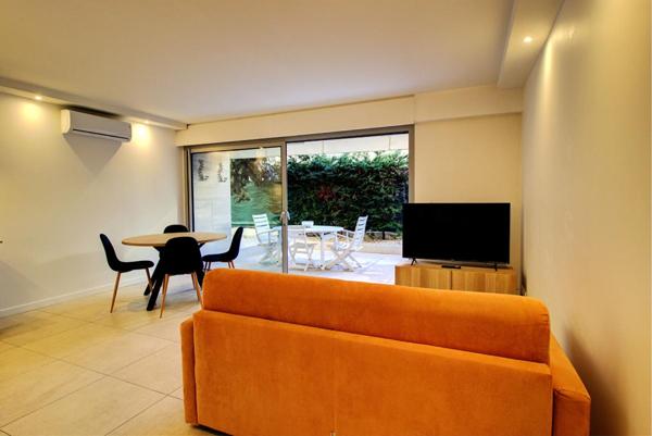 Cannes Palm Beach - Appartement-Villa 2 pièces rénové en rez-de-jardin
