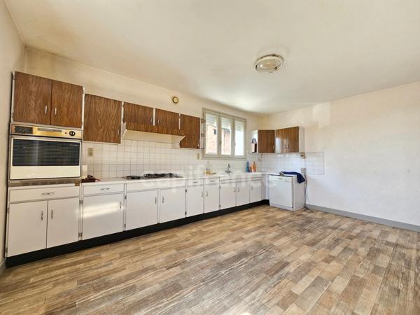 Maison à vendre 8 pièces avec garage et dépendances et jardin CHAMBOST LONGESSAIGNE (69)