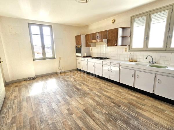 Maison à vendre 8 pièces avec garage et dépendances et jardin CHAMBOST LONGESSAIGNE (69)