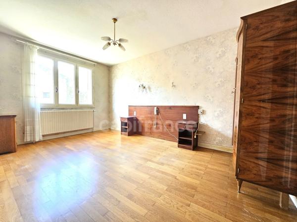 Maison à vendre 8 pièces avec garage et dépendances et jardin CHAMBOST LONGESSAIGNE (69)