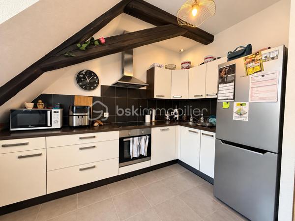 Une opportunité rare au cœur de Thann !

Idéalement situé en centre-ville, découvrez cet immeuble de rapport composé de 4 logements, bénéficiant d’un véritable atout sur le secteur : une cour privative avec une place de stationnement dédiée à chaque appartement.

L’immeuble se compose de :

1 studio meublé, créé et entièrement rénové il y a une dizaine d’années
3 appartements F3 
1 place de stationnement par appartement, dans la cour privative de l’immeuble
Terrasses pour deux des logements
DPE D

Côté rénovations :

Une grande partie de l’immeuble a déjà bénéficié de travaux :

Studio créé et entièrement rénové (possibilité location courte durée)
Appartement du dernier étage, en Duplex, totalement rénové
Plusieurs améliorations réalisées au fil des années
Seul l’appartement du premier étage est resté dans son état plus ancien, offrant encore un potentiel de valorisation

Les photos présentent le Duplex rénové en 2012 et le 1er étage non rénové.

Côté investissement :

Environ 25 000 € de revenus locatifs annuels
4 logements déjà loués
Des locataires présents, pour certains, depuis de nombreuses années
Des occupants soigneux, qui entretiennent les lieux et souhaitent s’y inscrire dans la durée
Une gestion facilitée grâce à une situation locative déjà bien établie

Les + :

Emplacement au cœur de Thann
Cour privative
4 places de stationnement, un véritable atout en centre-ville
Deux terrasses
Possibilité Location courte durée avec le studio
Immeuble en grande partie rénové
Revenus locatifs immédiatement en place avec des locataires fiables

Un investissement clé en main, idéal pour un premier projet locatif ou pour compléter un patrimoine immobilier existant, avec des locataires en place et une rentabilité immédiate.

Une belle opportunité pour investir sereinement au cœur de Thann.