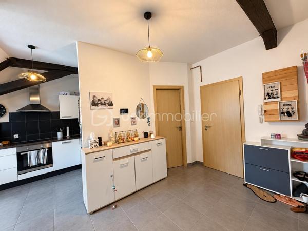 Une opportunité rare au cœur de Thann !

Idéalement situé en centre-ville, découvrez cet immeuble de rapport composé de 4 logements, bénéficiant d’un véritable atout sur le secteur : une cour privative avec une place de stationnement dédiée à chaque appartement.

L’immeuble se compose de :

1 studio meublé, créé et entièrement rénové il y a une dizaine d’années
3 appartements F3 
1 place de stationnement par appartement, dans la cour privative de l’immeuble
Terrasses pour deux des logements
DPE D

Côté rénovations :

Une grande partie de l’immeuble a déjà bénéficié de travaux :

Studio créé et entièrement rénové (possibilité location courte durée)
Appartement du dernier étage, en Duplex, totalement rénové
Plusieurs améliorations réalisées au fil des années
Seul l’appartement du premier étage est resté dans son état plus ancien, offrant encore un potentiel de valorisation

Les photos présentent le Duplex rénové en 2012 et le 1er étage non rénové.

Côté investissement :

Environ 25 000 € de revenus locatifs annuels
4 logements déjà loués
Des locataires présents, pour certains, depuis de nombreuses années
Des occupants soigneux, qui entretiennent les lieux et souhaitent s’y inscrire dans la durée
Une gestion facilitée grâce à une situation locative déjà bien établie

Les + :

Emplacement au cœur de Thann
Cour privative
4 places de stationnement, un véritable atout en centre-ville
Deux terrasses
Possibilité Location courte durée avec le studio
Immeuble en grande partie rénové
Revenus locatifs immédiatement en place avec des locataires fiables

Un investissement clé en main, idéal pour un premier projet locatif ou pour compléter un patrimoine immobilier existant, avec des locataires en place et une rentabilité immédiate.

Une belle opportunité pour investir sereinement au cœur de Thann.