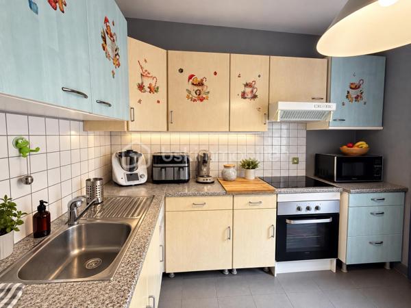 Une opportunité rare au cœur de Thann !

Idéalement situé en centre-ville, découvrez cet immeuble de rapport composé de 4 logements, bénéficiant d’un véritable atout sur le secteur : une cour privative avec une place de stationnement dédiée à chaque appartement.

L’immeuble se compose de :

1 studio meublé, créé et entièrement rénové il y a une dizaine d’années
3 appartements F3 
1 place de stationnement par appartement, dans la cour privative de l’immeuble
Terrasses pour deux des logements
DPE D

Côté rénovations :

Une grande partie de l’immeuble a déjà bénéficié de travaux :

Studio créé et entièrement rénové (possibilité location courte durée)
Appartement du dernier étage, en Duplex, totalement rénové
Plusieurs améliorations réalisées au fil des années
Seul l’appartement du premier étage est resté dans son état plus ancien, offrant encore un potentiel de valorisation

Les photos présentent le Duplex rénové en 2012 et le 1er étage non rénové.

Côté investissement :

Environ 25 000 € de revenus locatifs annuels
4 logements déjà loués
Des locataires présents, pour certains, depuis de nombreuses années
Des occupants soigneux, qui entretiennent les lieux et souhaitent s’y inscrire dans la durée
Une gestion facilitée grâce à une situation locative déjà bien établie

Les + :

Emplacement au cœur de Thann
Cour privative
4 places de stationnement, un véritable atout en centre-ville
Deux terrasses
Possibilité Location courte durée avec le studio
Immeuble en grande partie rénové
Revenus locatifs immédiatement en place avec des locataires fiables

Un investissement clé en main, idéal pour un premier projet locatif ou pour compléter un patrimoine immobilier existant, avec des locataires en place et une rentabilité immédiate.

Une belle opportunité pour investir sereinement au cœur de Thann.