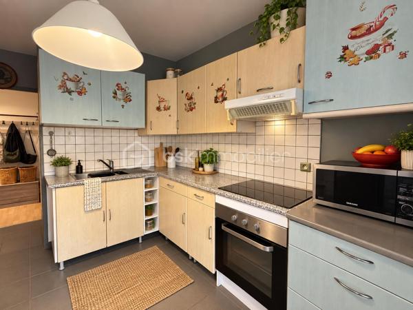 Une opportunité rare au cœur de Thann !

Idéalement situé en centre-ville, découvrez cet immeuble de rapport composé de 4 logements, bénéficiant d’un véritable atout sur le secteur : une cour privative avec une place de stationnement dédiée à chaque appartement.

L’immeuble se compose de :

1 studio meublé, créé et entièrement rénové il y a une dizaine d’années
3 appartements F3 
1 place de stationnement par appartement, dans la cour privative de l’immeuble
Terrasses pour deux des logements
DPE D

Côté rénovations :

Une grande partie de l’immeuble a déjà bénéficié de travaux :

Studio créé et entièrement rénové (possibilité location courte durée)
Appartement du dernier étage, en Duplex, totalement rénové
Plusieurs améliorations réalisées au fil des années
Seul l’appartement du premier étage est resté dans son état plus ancien, offrant encore un potentiel de valorisation

Les photos présentent le Duplex rénové en 2012 et le 1er étage non rénové.

Côté investissement :

Environ 25 000 € de revenus locatifs annuels
4 logements déjà loués
Des locataires présents, pour certains, depuis de nombreuses années
Des occupants soigneux, qui entretiennent les lieux et souhaitent s’y inscrire dans la durée
Une gestion facilitée grâce à une situation locative déjà bien établie

Les + :

Emplacement au cœur de Thann
Cour privative
4 places de stationnement, un véritable atout en centre-ville
Deux terrasses
Possibilité Location courte durée avec le studio
Immeuble en grande partie rénové
Revenus locatifs immédiatement en place avec des locataires fiables

Un investissement clé en main, idéal pour un premier projet locatif ou pour compléter un patrimoine immobilier existant, avec des locataires en place et une rentabilité immédiate.

Une belle opportunité pour investir sereinement au cœur de Thann.