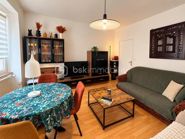 Une opportunité rare au cœur de Thann !

Idéalement situé en centre-ville, découvrez cet immeuble de rapport composé de 4 logements, bénéficiant d’un véritable atout sur le secteur : une cour privative avec une place de stationnement dédiée à chaque appartement.

L’immeuble se compose de :

1 studio meublé, créé et entièrement rénové il y a une dizaine d’années
3 appartements F3 
1 place de stationnement par appartement, dans la cour privative de l’immeuble
Terrasses pour deux des logements
DPE D

Côté rénovations :

Une grande partie de l’immeuble a déjà bénéficié de travaux :

Studio créé et entièrement rénové (possibilité location courte durée)
Appartement du dernier étage, en Duplex, totalement rénové
Plusieurs améliorations réalisées au fil des années
Seul l’appartement du premier étage est resté dans son état plus ancien, offrant encore un potentiel de valorisation

Les photos présentent le Duplex rénové en 2012 et le 1er étage non rénové.

Côté investissement :

Environ 25 000 € de revenus locatifs annuels
4 logements déjà loués
Des locataires présents, pour certains, depuis de nombreuses années
Des occupants soigneux, qui entretiennent les lieux et souhaitent s’y inscrire dans la durée
Une gestion facilitée grâce à une situation locative déjà bien établie

Les + :

Emplacement au cœur de Thann
Cour privative
4 places de stationnement, un véritable atout en centre-ville
Deux terrasses
Possibilité Location courte durée avec le studio
Immeuble en grande partie rénové
Revenus locatifs immédiatement en place avec des locataires fiables

Un investissement clé en main, idéal pour un premier projet locatif ou pour compléter un patrimoine immobilier existant, avec des locataires en place et une rentabilité immédiate.

Une belle opportunité pour investir sereinement au cœur de Thann.